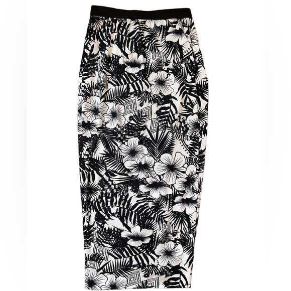 Living doll vacation skirt. Fully lined and comfortable. Size L - Picture 2 of 3